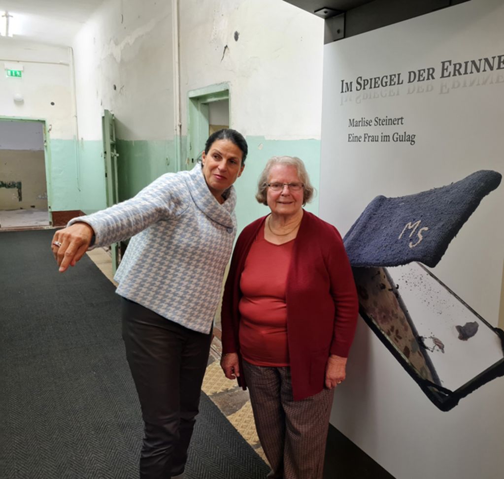 Lore Siebert (links), Tochter von Marlise Steinert, und Gedenkstättenleiterin Ines Reich in der Ausstellung (© GBLP) 