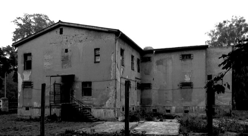Sperranlagen, Freigangzellen und Gefängnisgebäude im Jahr 1994