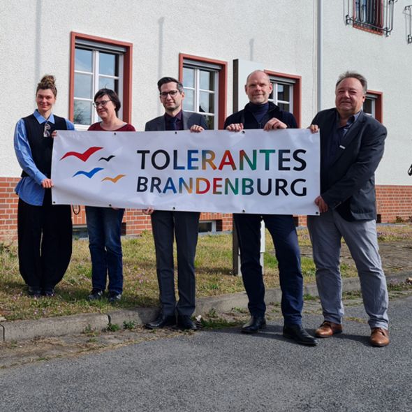 Lara-Maria Myller, Sylvia Ehl (Mitarbeiterinnen SBG), David Kolesnyk, Axel Drecoll und Alfred Roos (Leiter TBB), Foto: SBG. Lara-Maria Myller, Sylvia Ehl (Mitarbeiterinnen SBG), David Kolesnyk, Axel Drecoll und Alfred Roos (Leiter TBB), Foto: SBG.