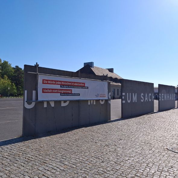 Banner in der Gedenkstätte Sachsenhausen (© SBG) Banner in der Gedenkstätte Sachsenhausen (© SBG)