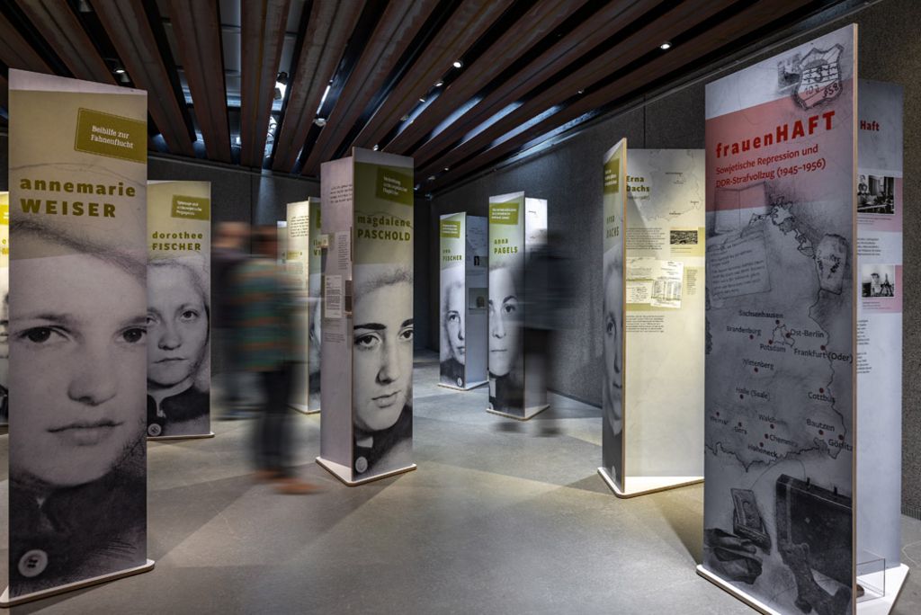 Blick in die Ausstellung „frauenHAFT", © John Steer