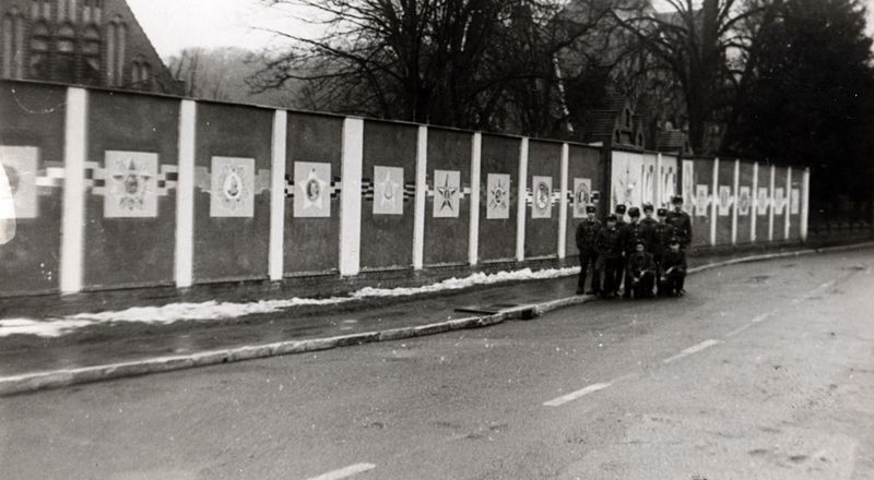 Sowjetische Soldaten vor der gestalteten Mauer des Denkmalensembles. | GBLP, Ivan Dovbysh
