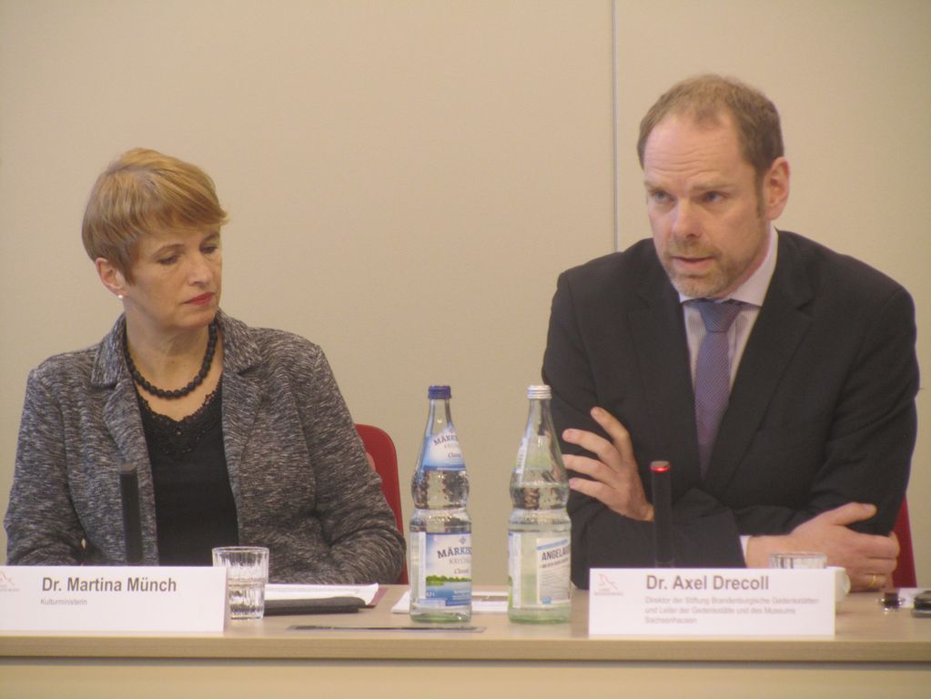 Kulturministerin Martina Münch und Stiftungdirektor Axel Drecoll bei der Jahrespressekonferenz in Potsdam