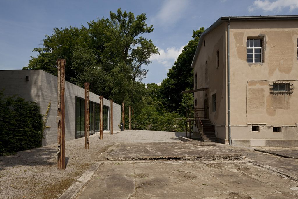 Besucherzentrum und Gefängnisgebäude