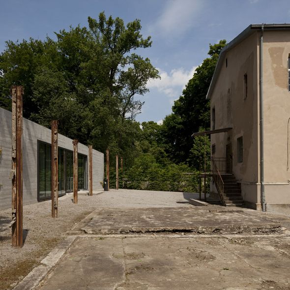 Besucherzentrum und Gefängnisgebäude