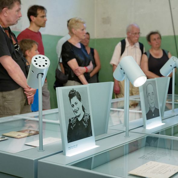 Führung durch die Dauerausstellung "Das zentrale Untersuchungsgefängnis der sowjetischen Militärspionageabwehr" Führung durch die Dauerausstellung "Das zentrale Untersuchungsgefängnis der sowjetischen Militärspionageabwehr"