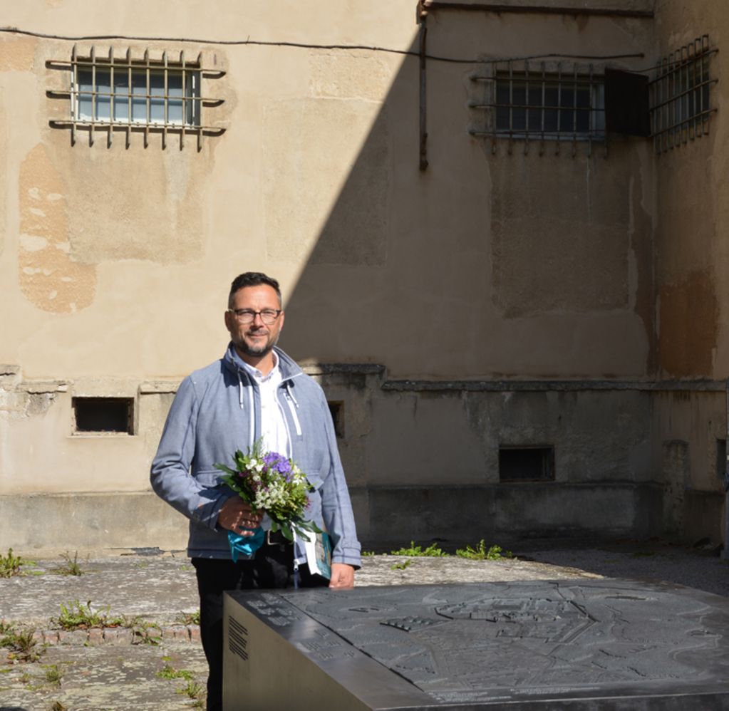 Gilbert Heinke wurde in der Gedenk- und Begegnungsstätte Leistikowstraße Potsdam als 100.000 Besucher begrüßt (© GBLP).
