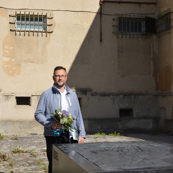 Gilbert Heinke wurde in der Gedenk- und Begegnungsstätte Leistikowstraße Potsdam als 100.000 Besucher begrüßt (© GBLP). Gilbert Heinke wurde in der Gedenk- und Begegnungsstätte Leistikowstraße Potsdam als 100.000 Besucher begrüßt (© GBLP).