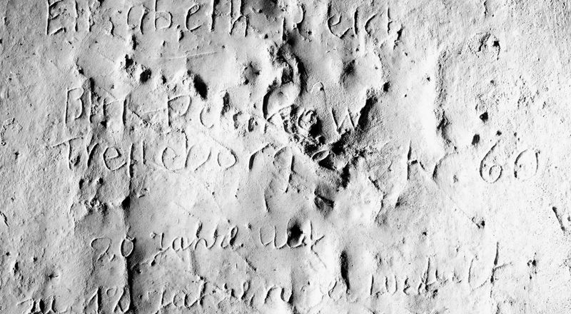 Einritzung von Elisabeth Reich in die Wand einer Kellerzelle