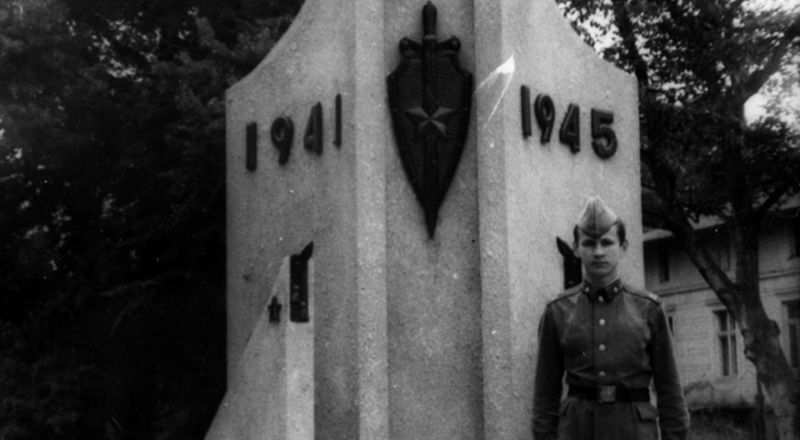 Angehöriger des Wachbataillins vor dem Hauptdenkmal. | GBLP