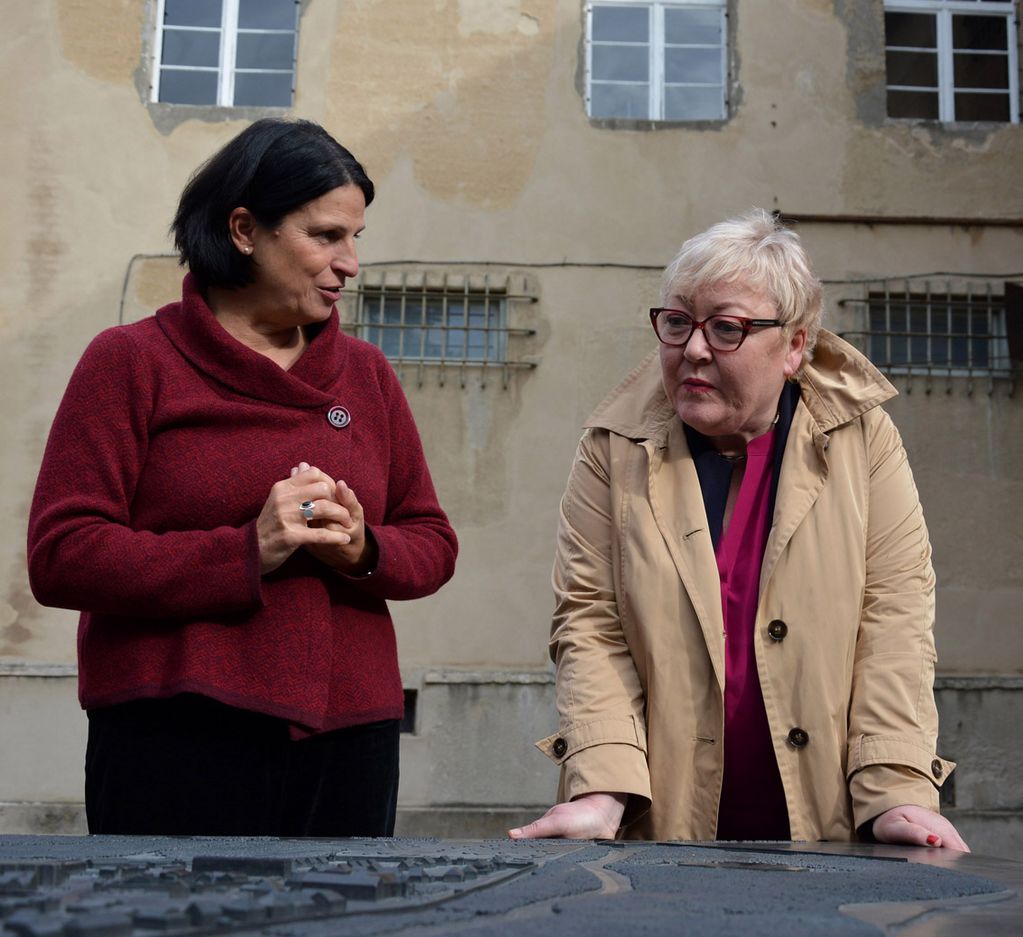 Die SED-Opferbeauftragte Evelyn Zupke (rechts) und Gedenkstättenleiterin Ines Reich (© GBLP)