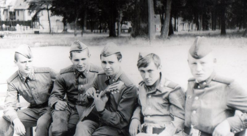 Sowjetische Soldaten im "Militärstädtchen Nr. 7". Im Hintergrund ist das Geheimdienstgefängnis zu erkennen.