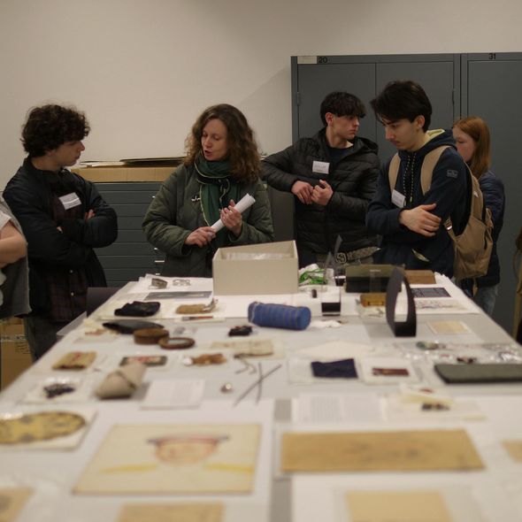 Workshop-Teilnehmende im Depot der Gedenkstätte (Foto: GuMS)