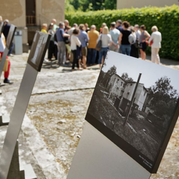 Fotoausstellung im Innenhof der Gedenkstätte. Foto: Hagen Immel, Potsdam.