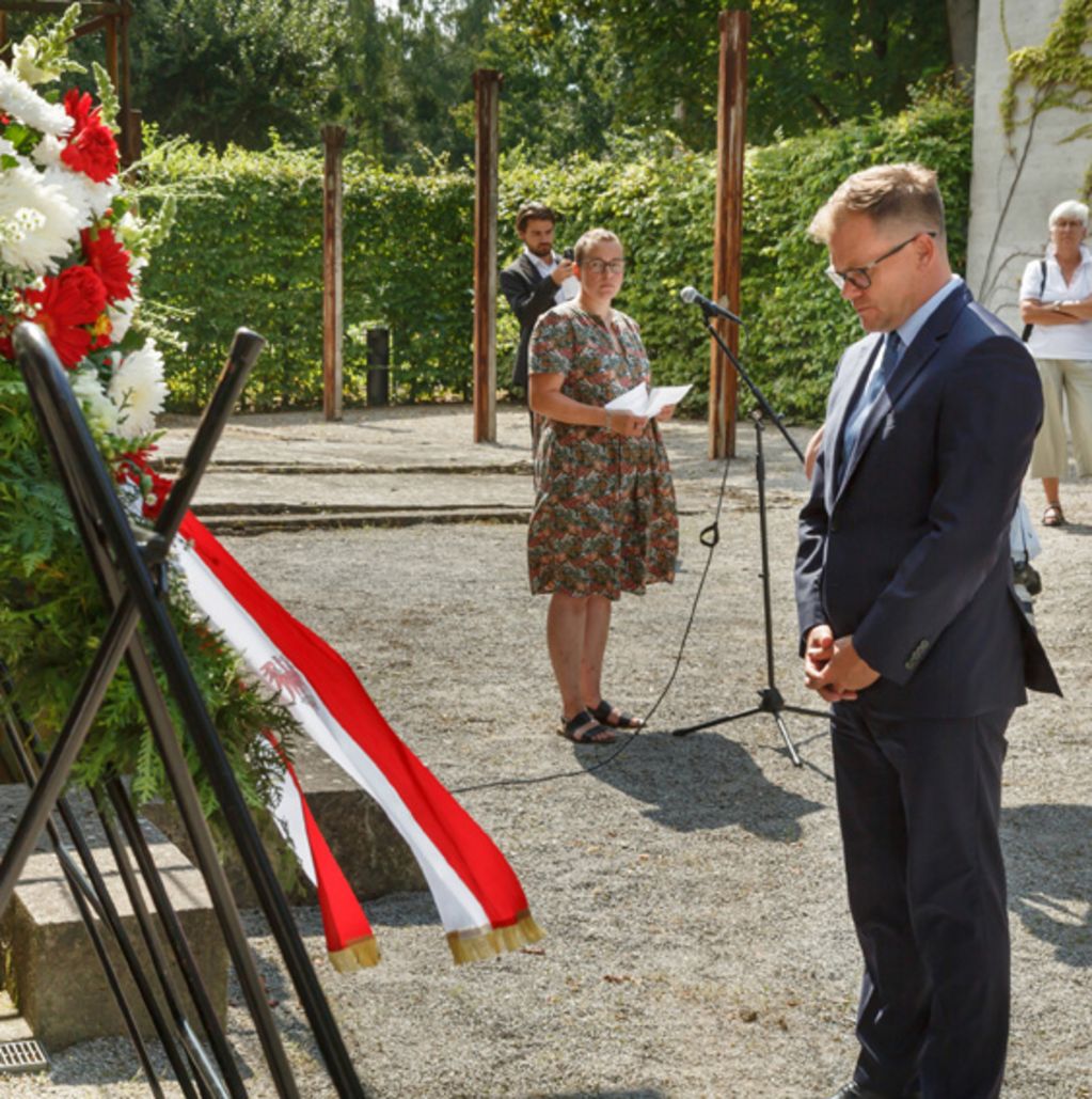 Staatsminister Carsten Schneider, Beauftragter der Bundesregierung für Ostdeutschland, bei der Kranzniederlegung (© GBLP, Foto: Hagen Immel)