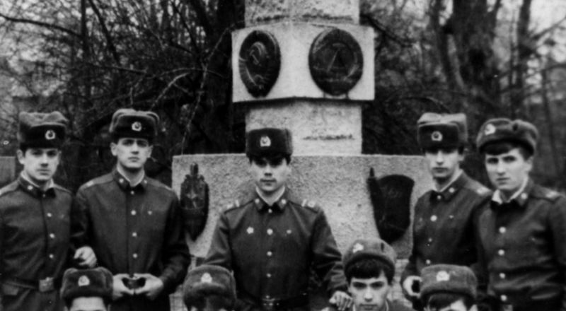 Sowjetische Soldaten vor der stilisierten Fackel der Denkmalanlage. | GBLP, Ivan Dovbysh