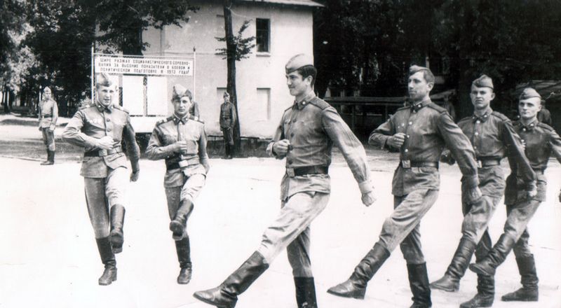 Exerzierende Soldaten auf dem Kasernengelände
