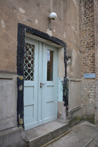 Eingang in das ehemalige Gefängnisgebäude/ Eingang zur Dauerausstellung